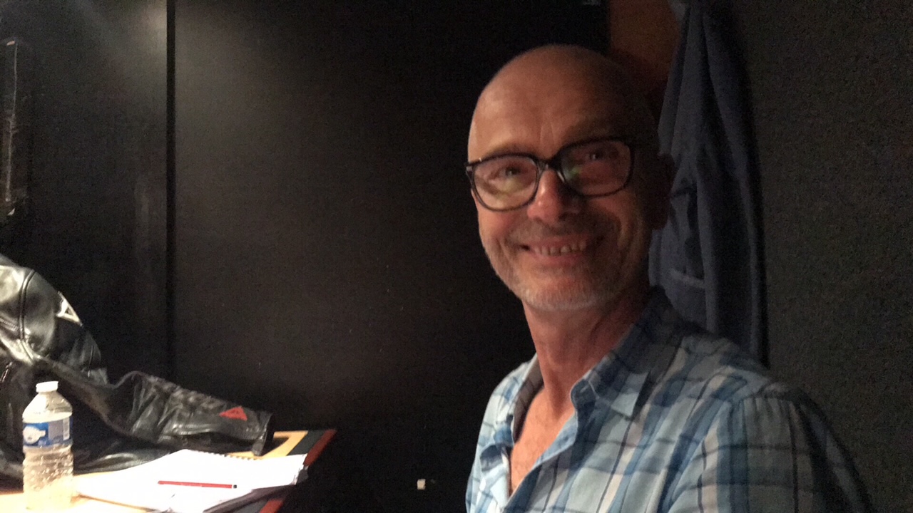 Richard Néel working backstage